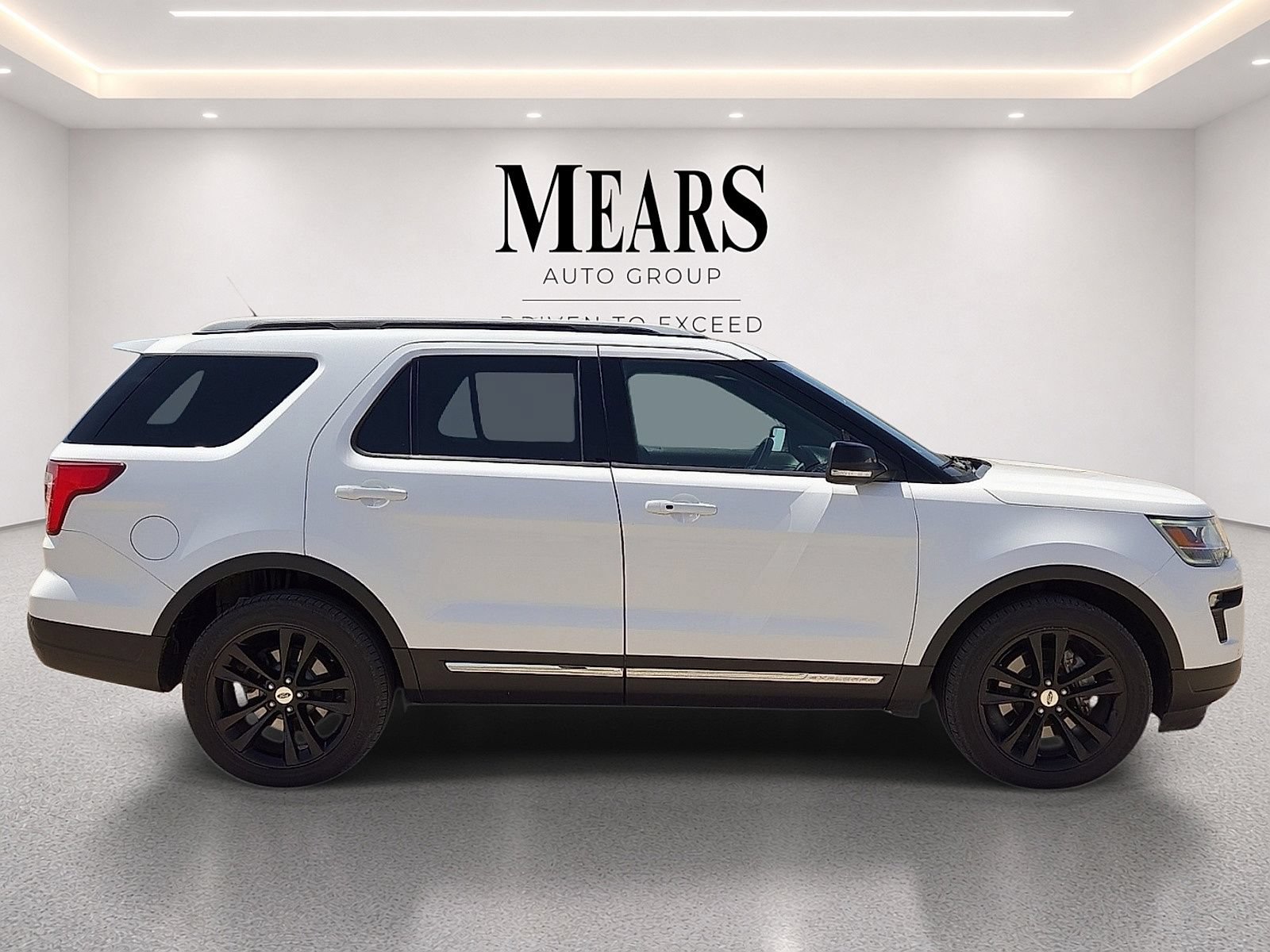 Used 2018 Ford Explorer XLT w/ Equipment Group 202A AWD/4WD image 6