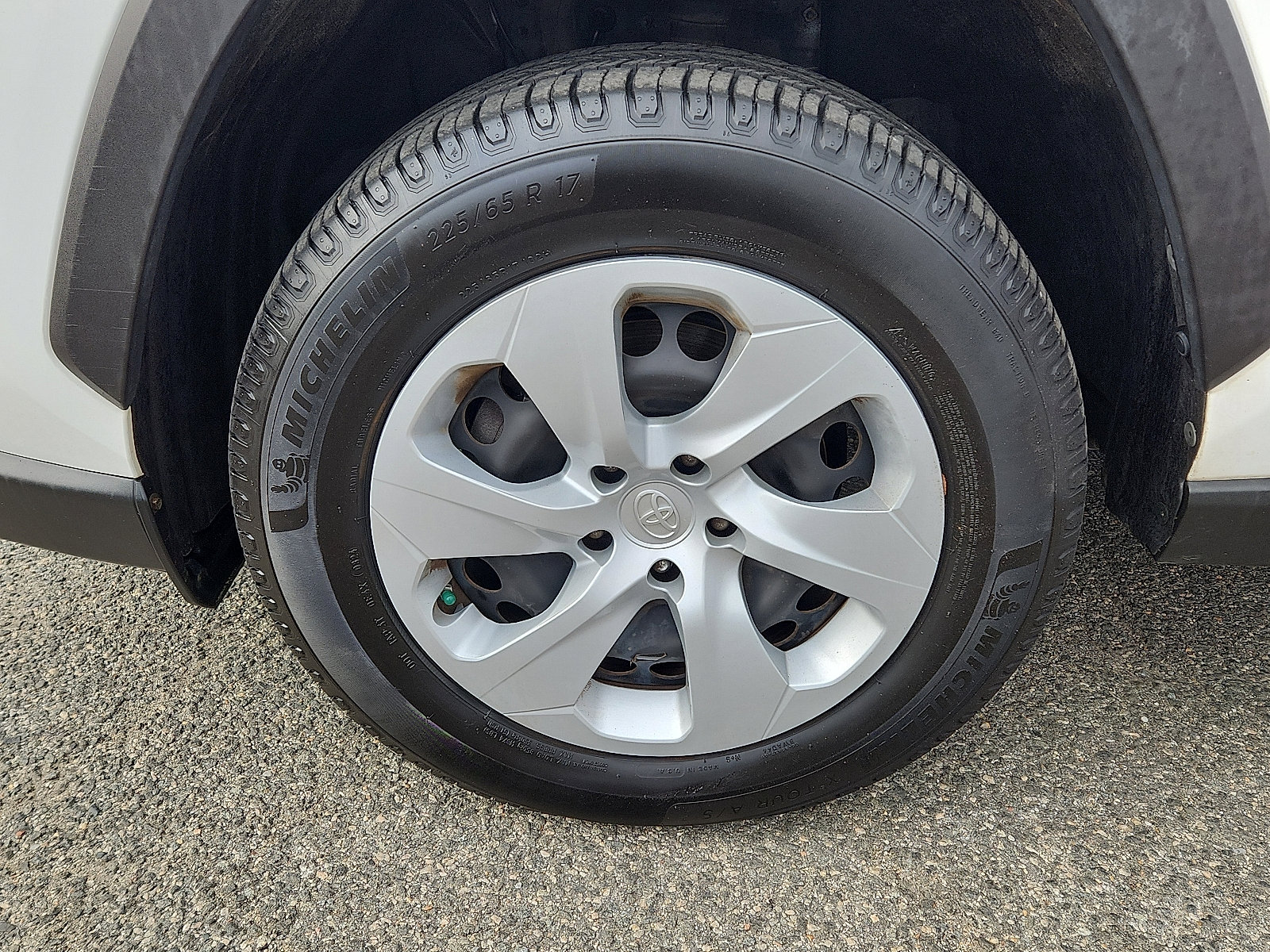 Used 2019 Toyota RAV4 LE image 8