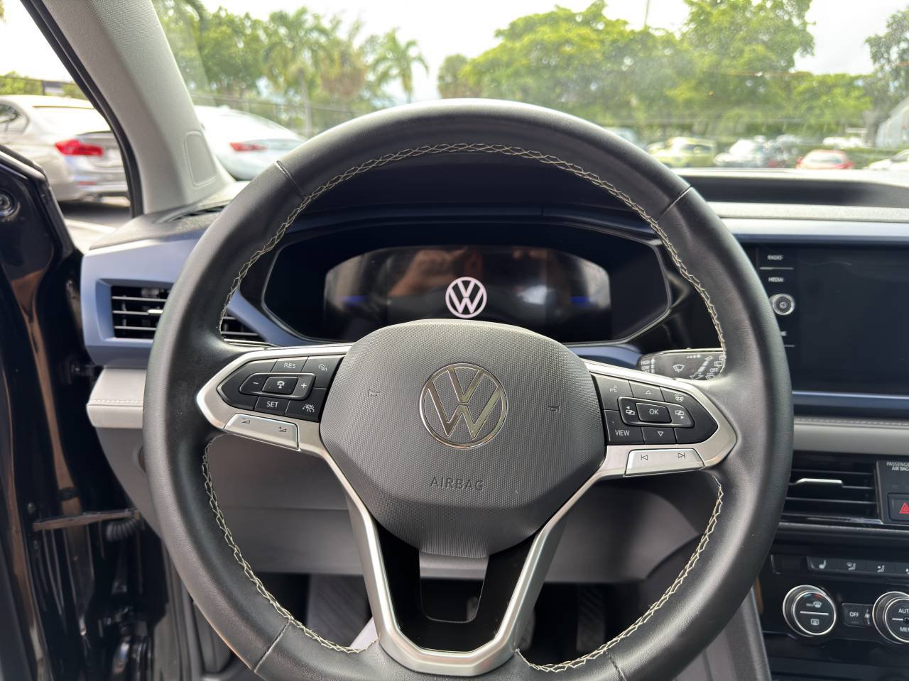 Used 2024 Volkswagen Taos SE w/ Panoramic Sunroof Package FWD image 17