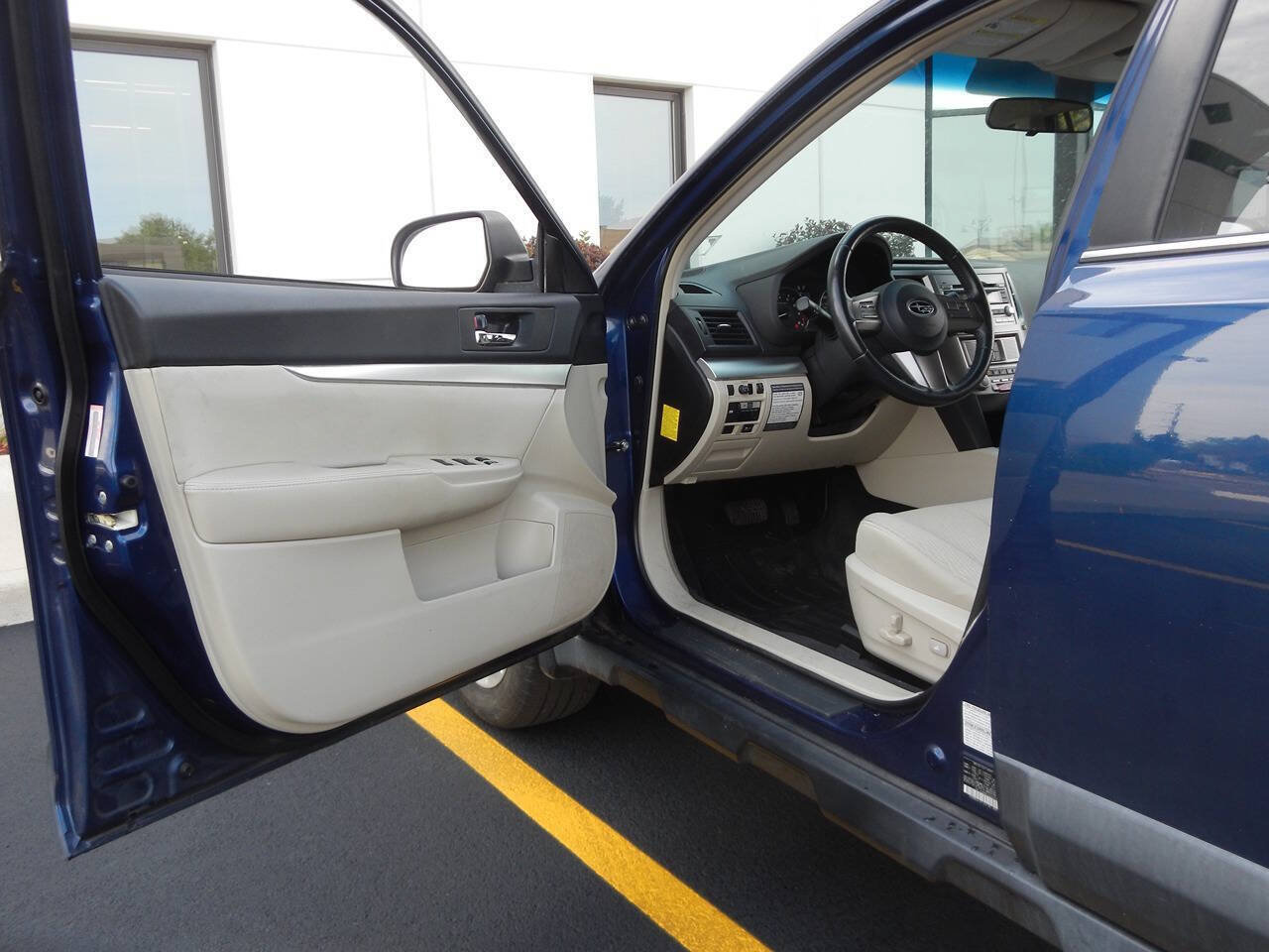 Used 2011 Subaru Outback 2.5i Premium w/ All-Weather Pkg AWD/4WD image 22