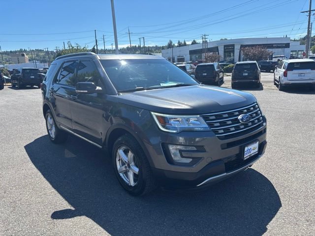 Used 2017 Ford Explorer XLT w/ Equipment Group 202A AWD/4WD image 7