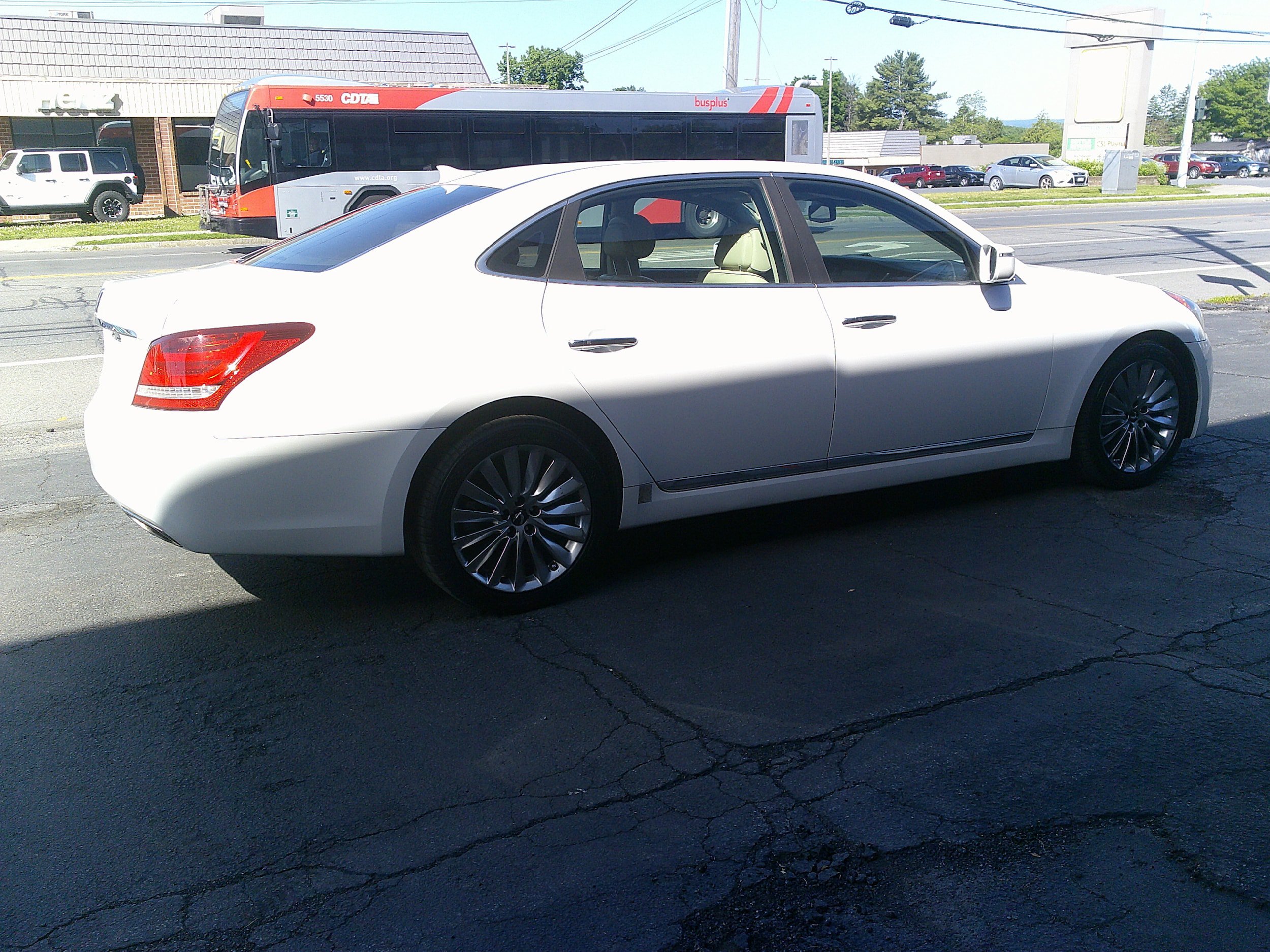 Used 2014 Hyundai Equus Signature RWD image 9