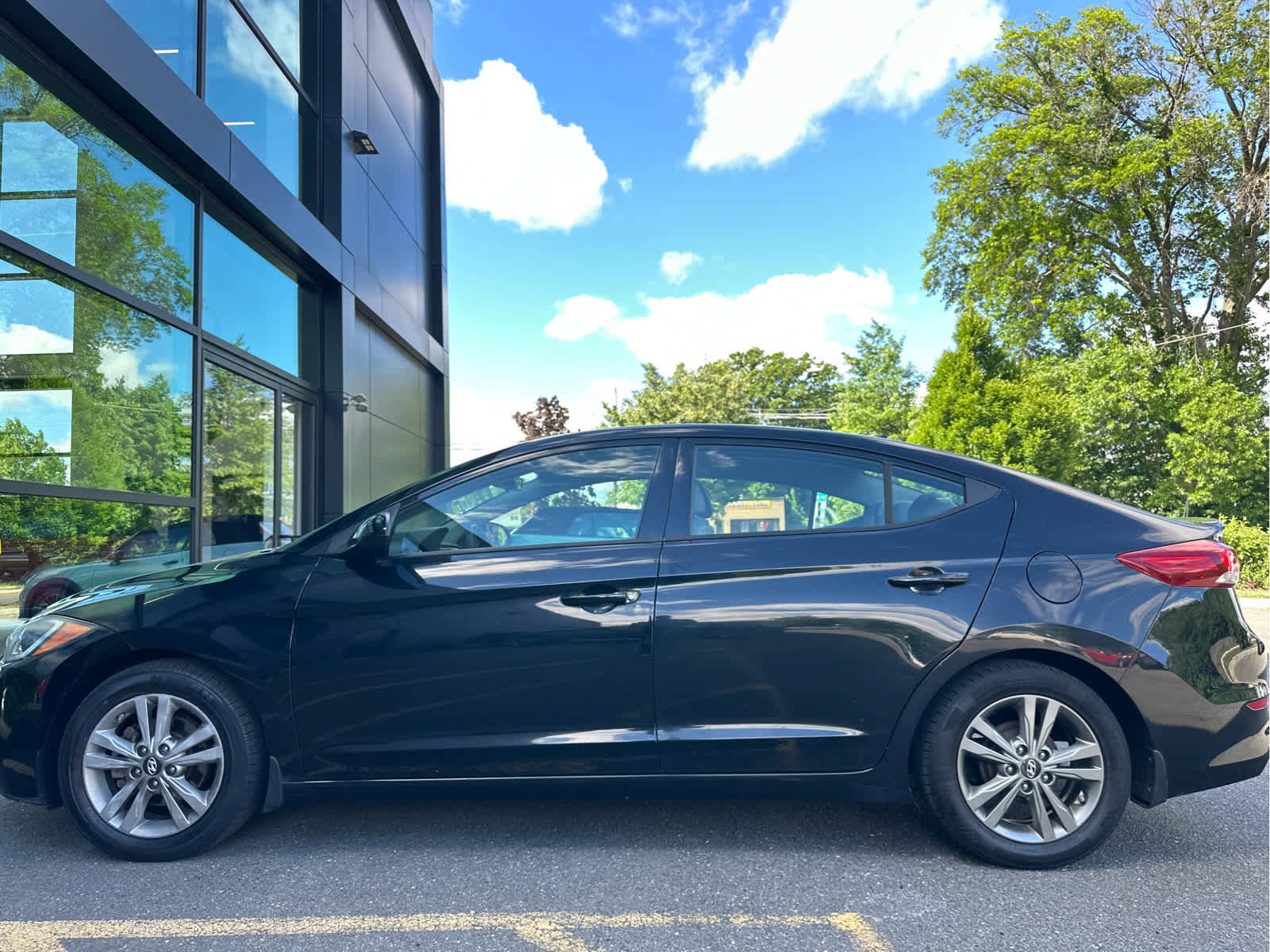 Used 2017 Hyundai Elantra SE FWD image 2
