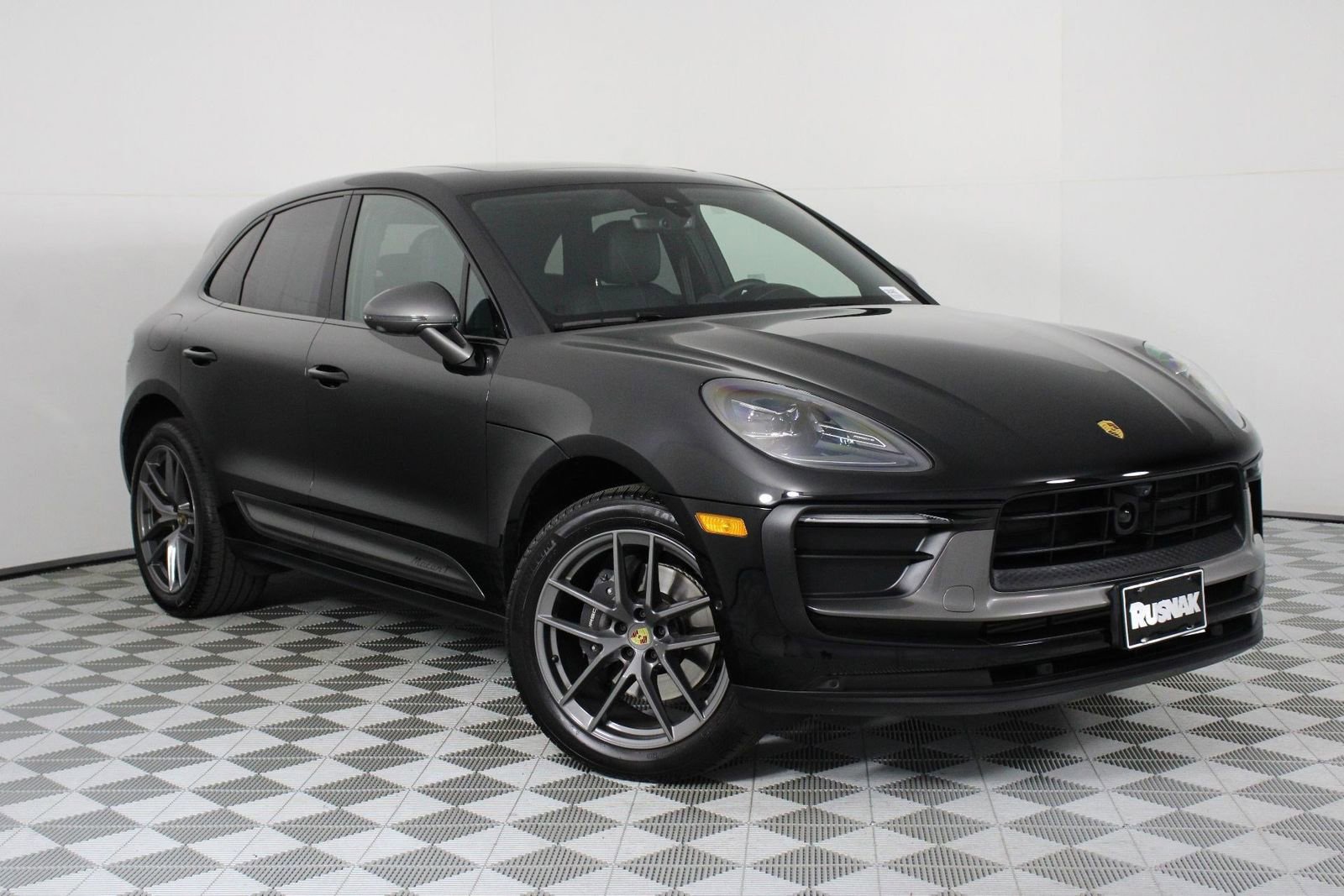 Certified 2025 Porsche Macan Turbo image 9