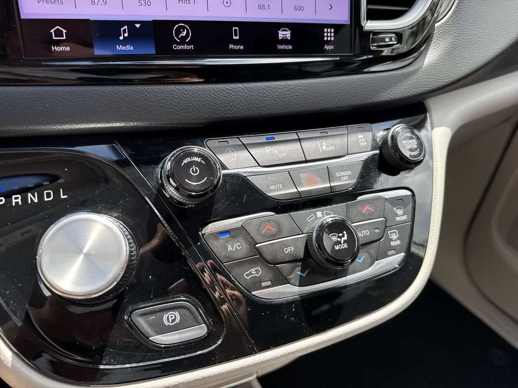 Used 2024 Chrysler Pacifica Touring-L FWD image 50