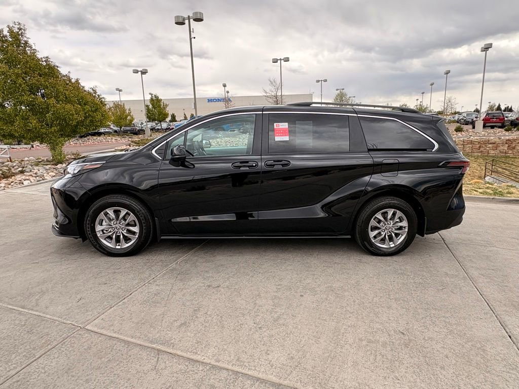 Used 2026 Toyota Sienna LE AWD/4WD image 4