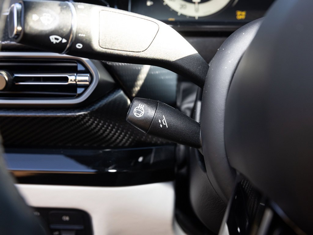 Used 2025 Aston Martin V8 Vantage Coupe RWD image 37