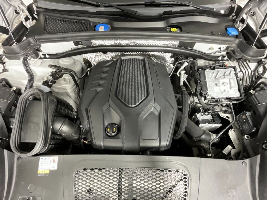 Used 2023 Porsche Macan Turbo image 28