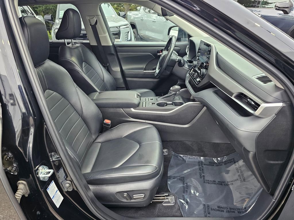 Used 2022 Toyota Highlander XLE image 11