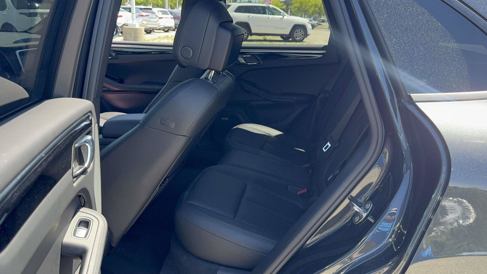 Used 2022 Porsche Macan w/ Premium Package Plus AWD/4WD image 20