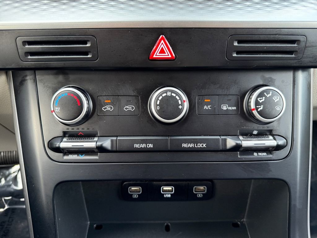 Used 2022 Kia Carnival LX image 17