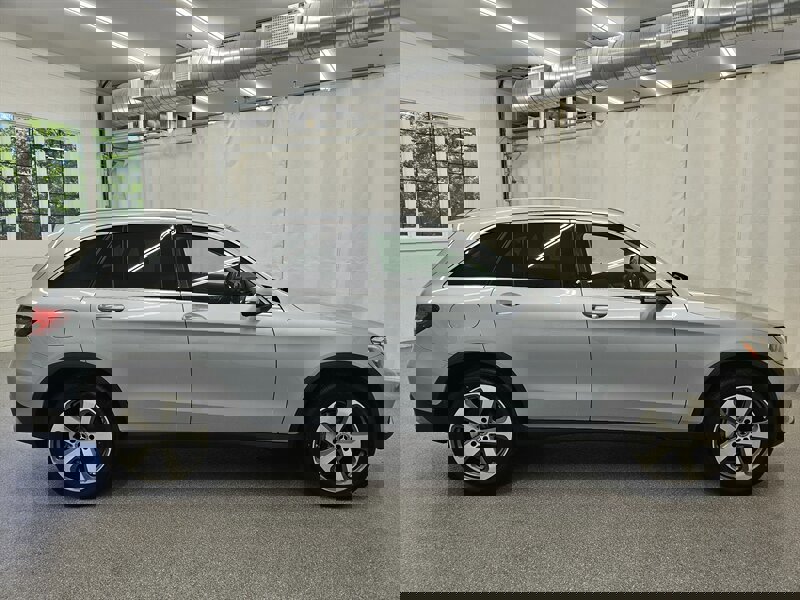 Used 2017 Mercedes-Benz GLC 300 4MATIC image 4