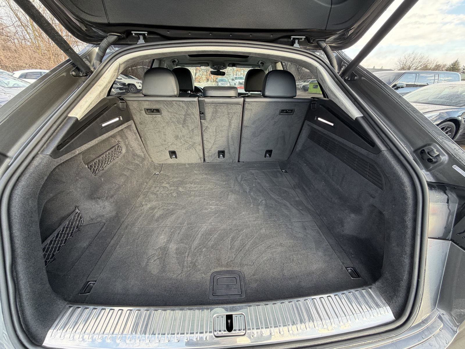 Used 2019 Audi Q8 Prestige w/ Luxury Package image 12