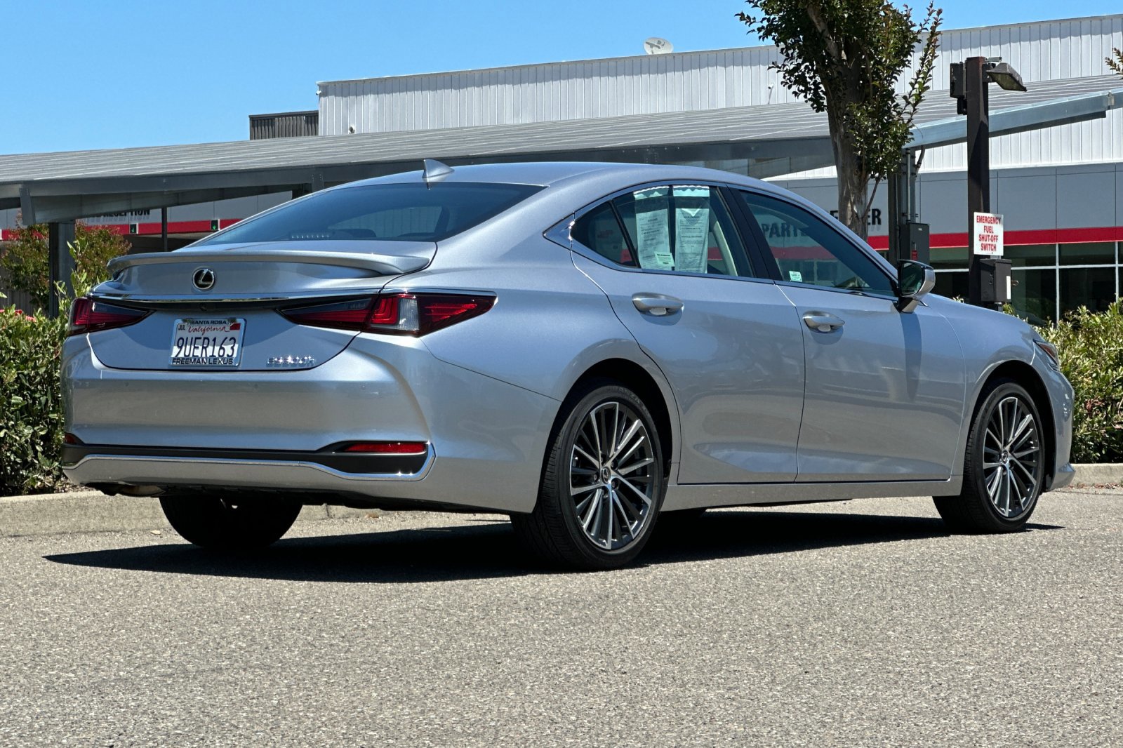 Used 2025 Lexus ES 300h w/ Premium Package FWD image 4