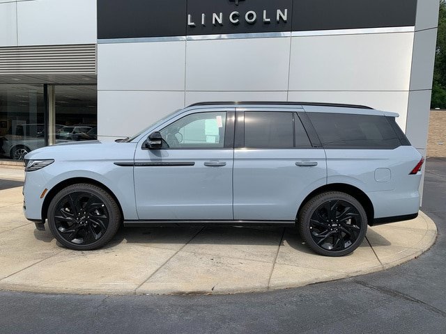 New 2027 Lincoln Navigator Reserve w/ Jet Appearance Package AWD/4WD image 2