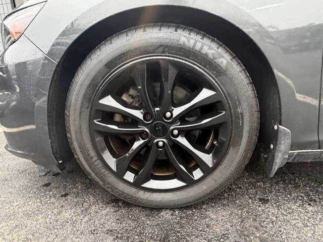 Used 2017 Chevrolet Malibu Hybrid w/ Leather Package image 3