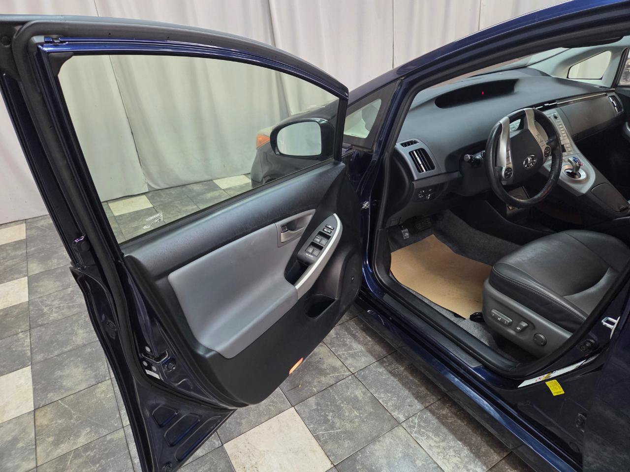 Used 2015 Toyota Prius Five w/ Advanced Technology Package FWD image 9