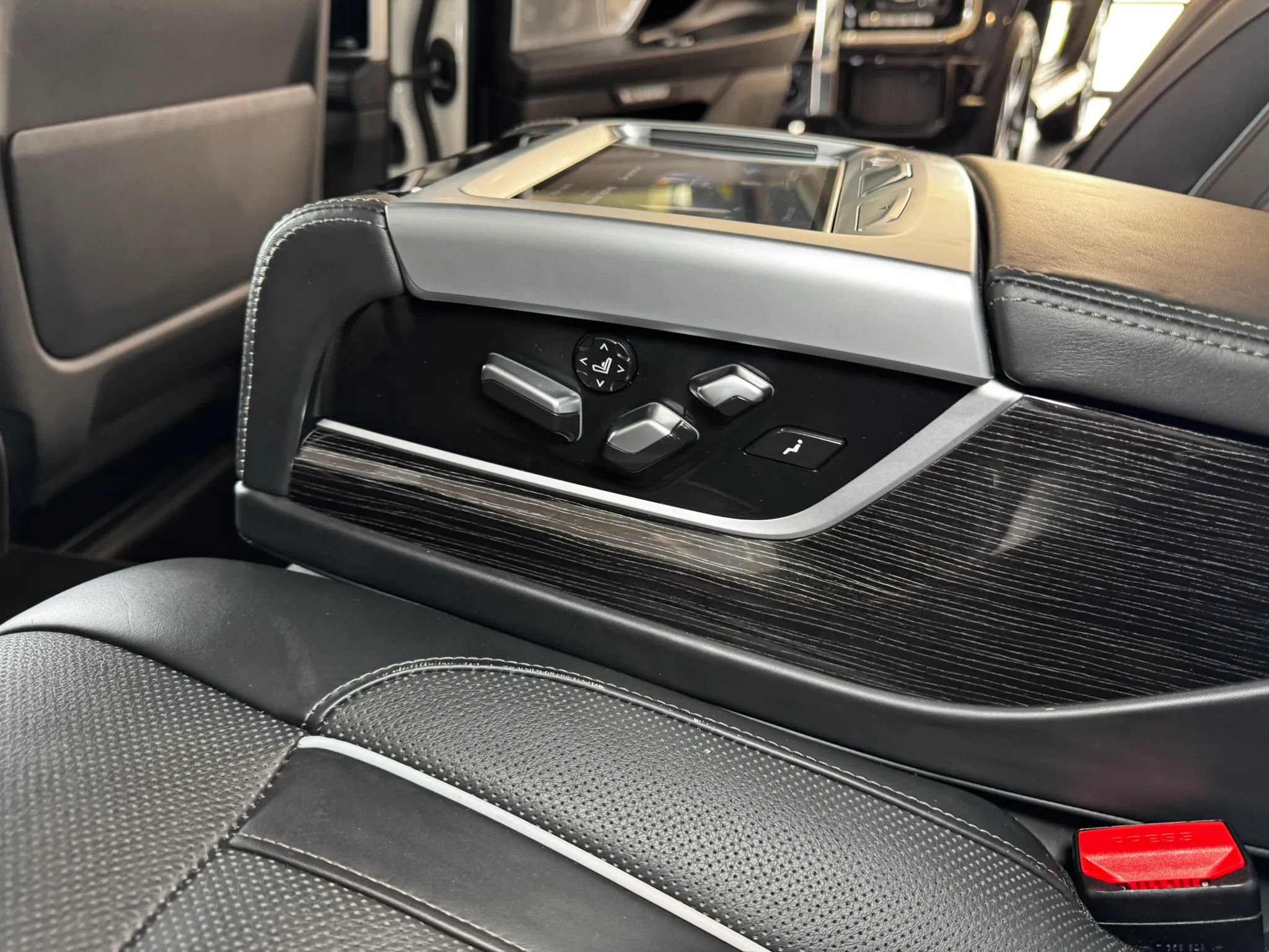 Used 2018 BMW 750i xDrive AWD/4WD image 32