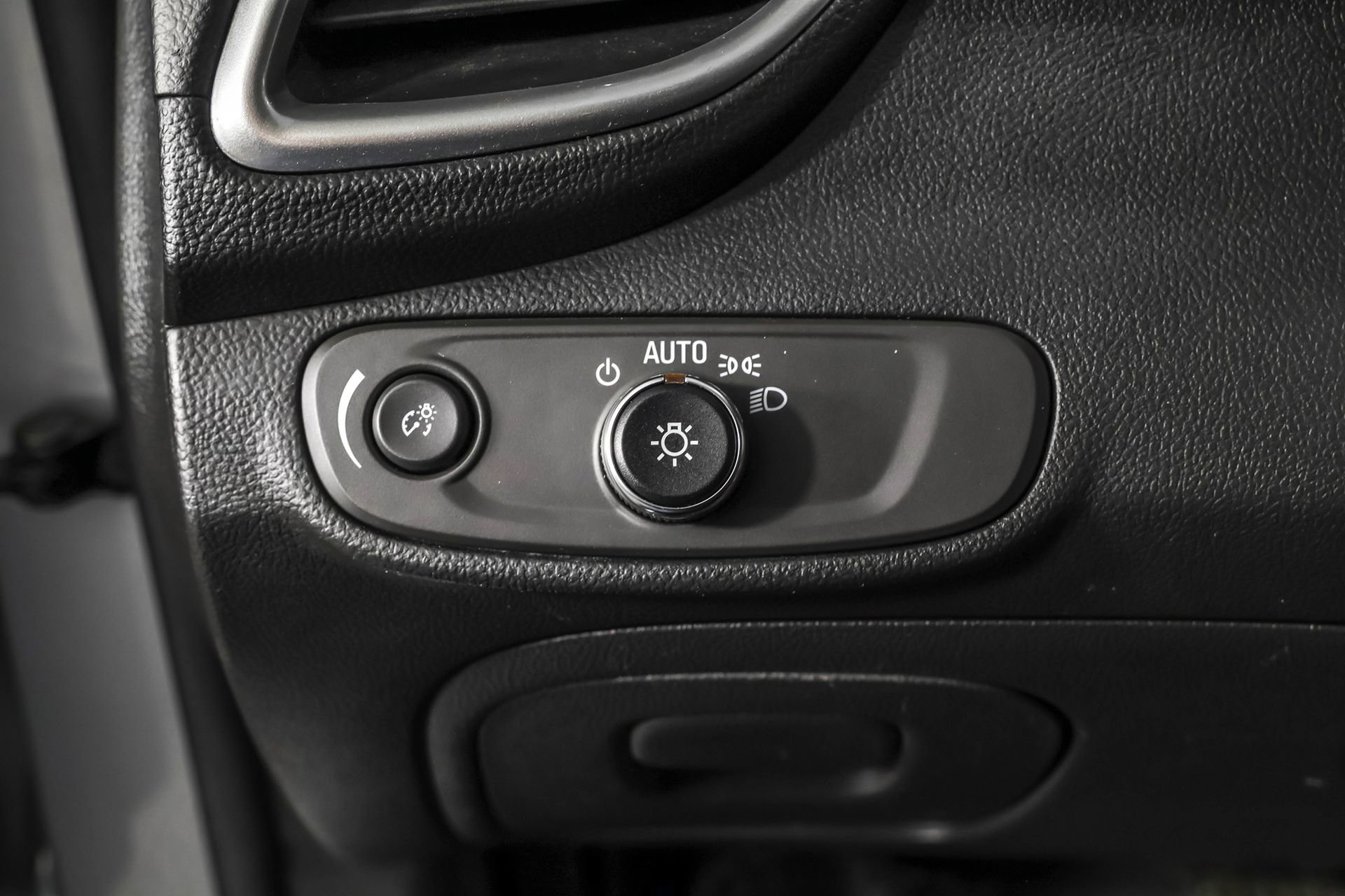 Used 2022 Chevrolet Trax LT w/ LT Convenience Package image 25