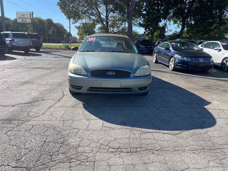 Used 2005 Ford Taurus SE FWD image 2