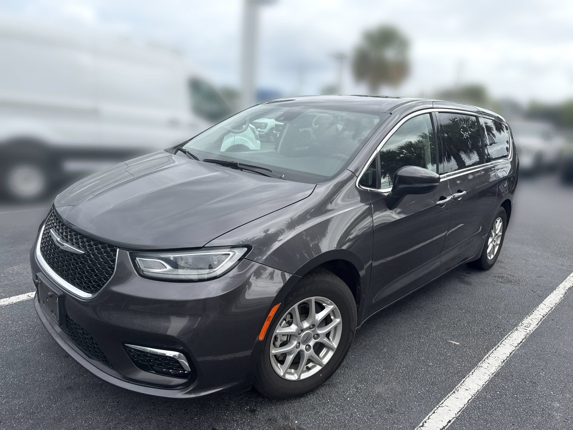 Used 2023 Chrysler Pacifica Touring-L FWD image 9