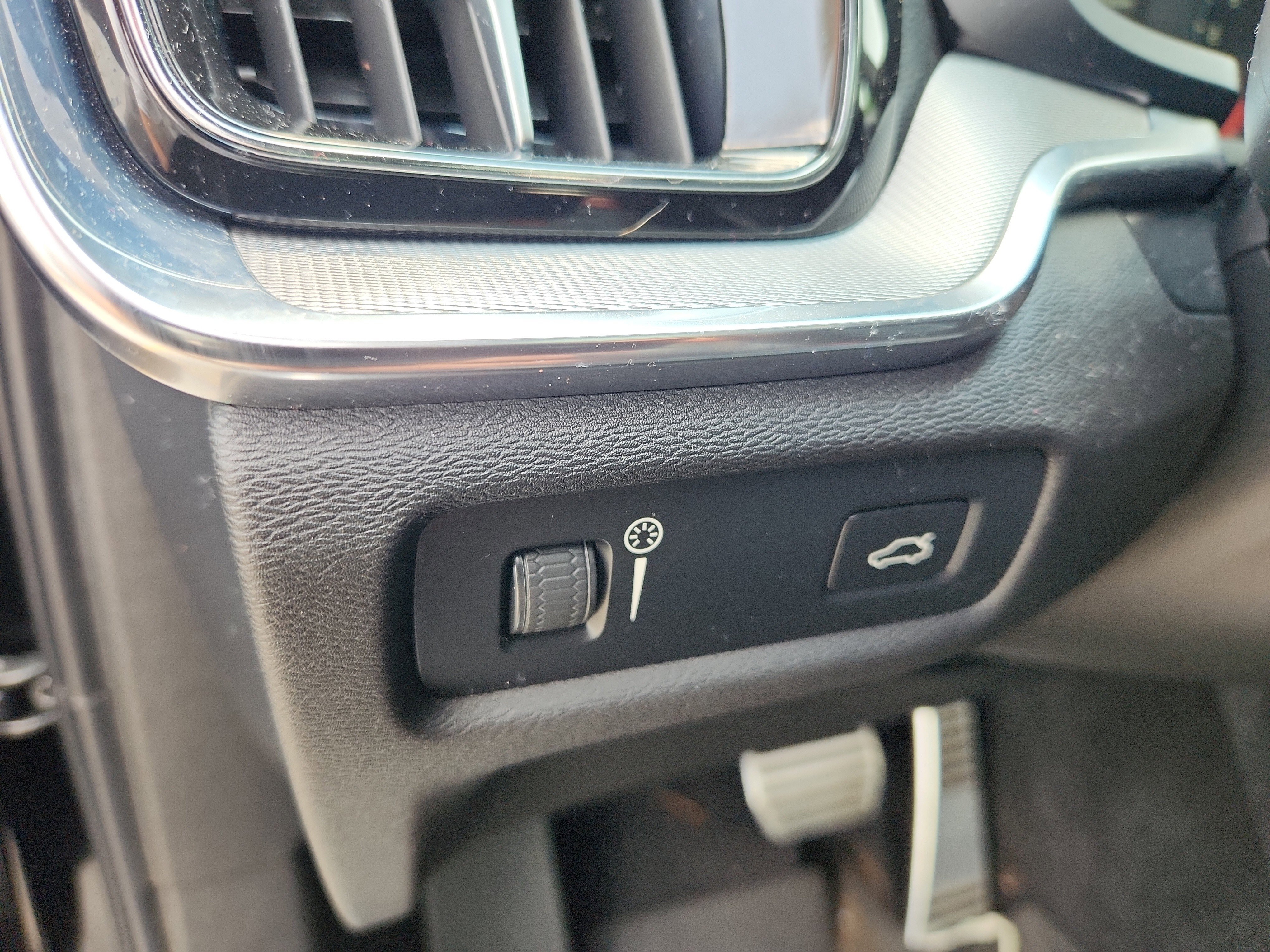 Used 2022 Volvo S60 B5 R-Design w/ Advanced Package image 18