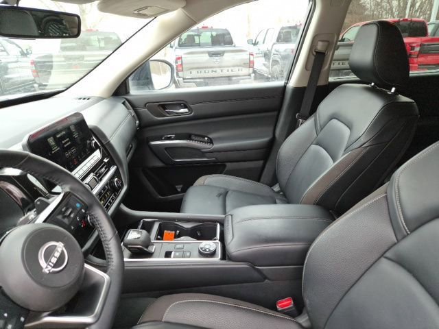 Used 2024 Nissan Pathfinder SL w/ Black Appearance Package AWD/4WD image 17