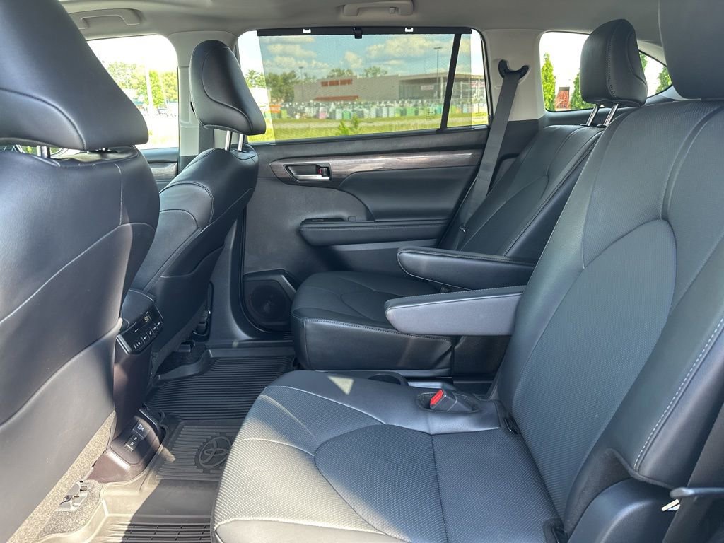 Certified 2025 Toyota Highlander Limited AWD/4WD image 35