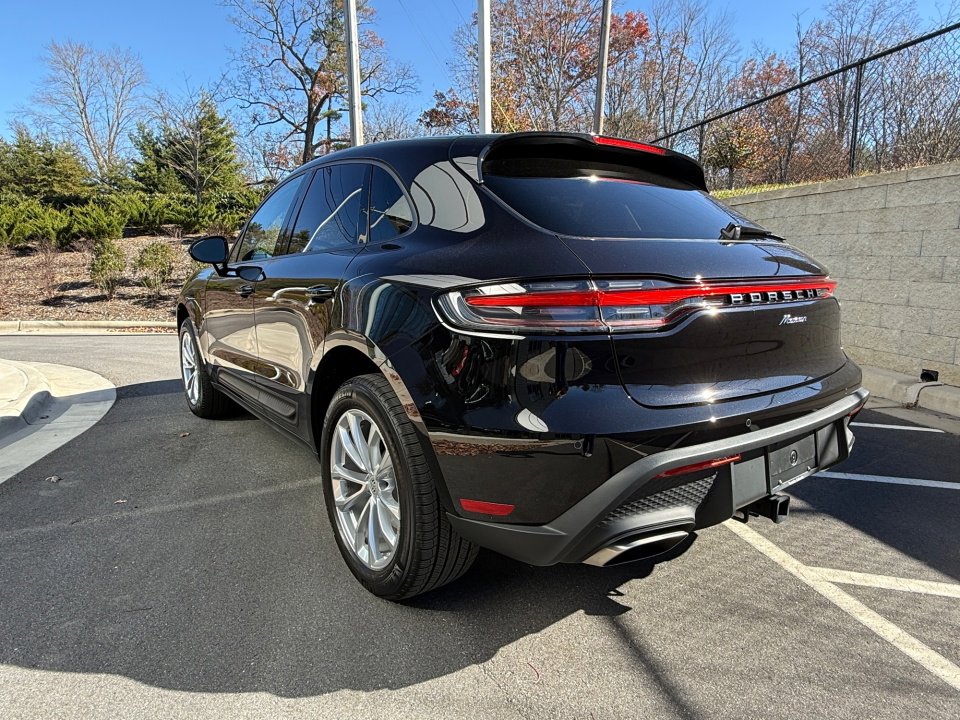 Certified 2025 Porsche Macan image 3