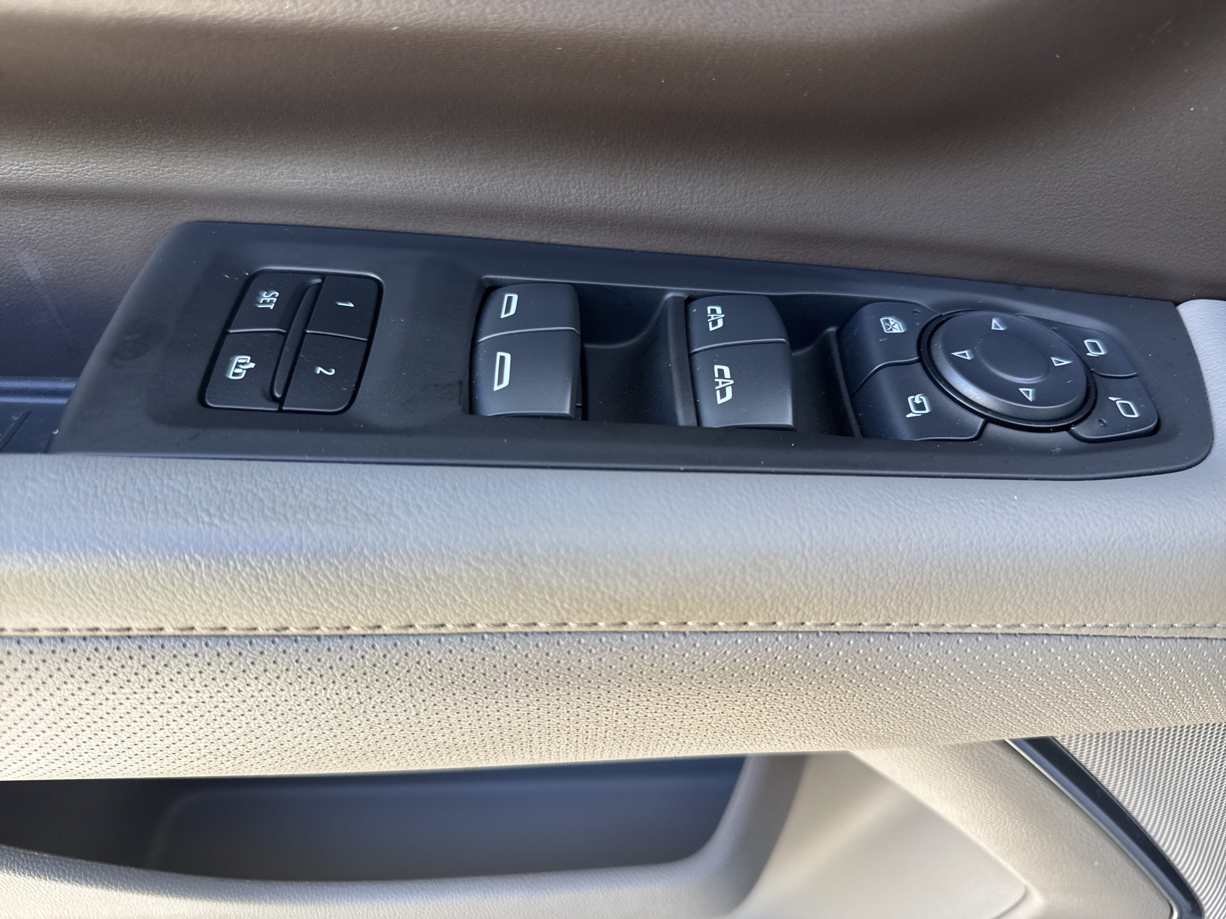 Used 2024 GMC Yukon XL SLT w/ SLT Luxury Package RWD image 15