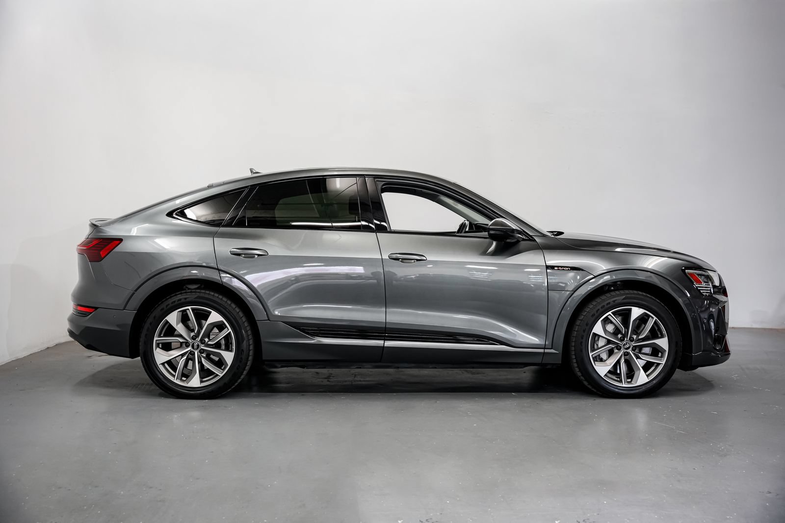 Used 2021 Audi e-tron Premium Plus w/ Premium Plus Package AWD/4WD image 2