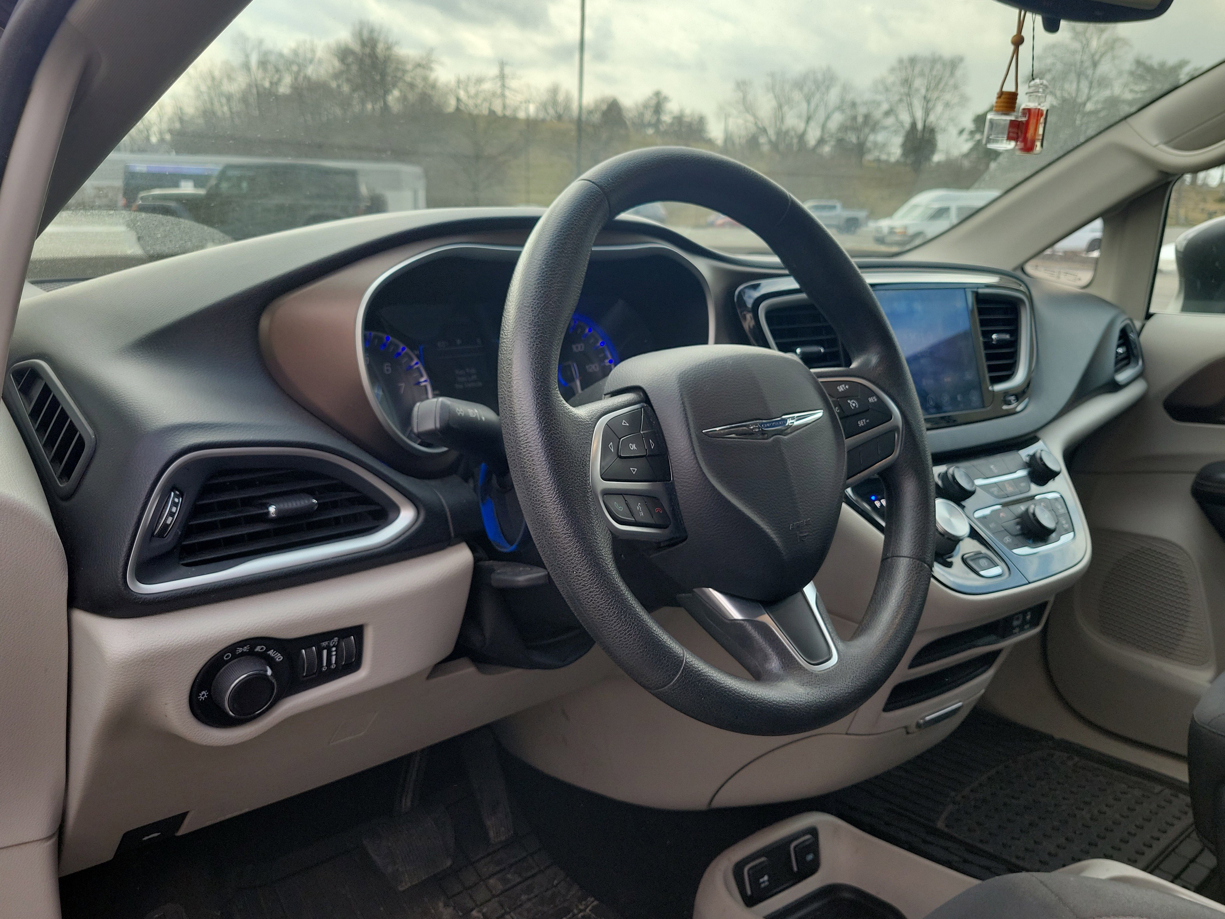 Used 2017 Chrysler Pacifica Touring image 20