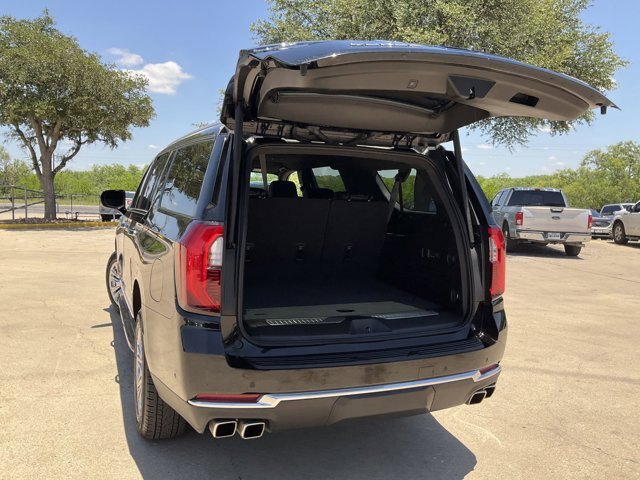 Used 2025 GMC Yukon XL Denali AWD/4WD image 15