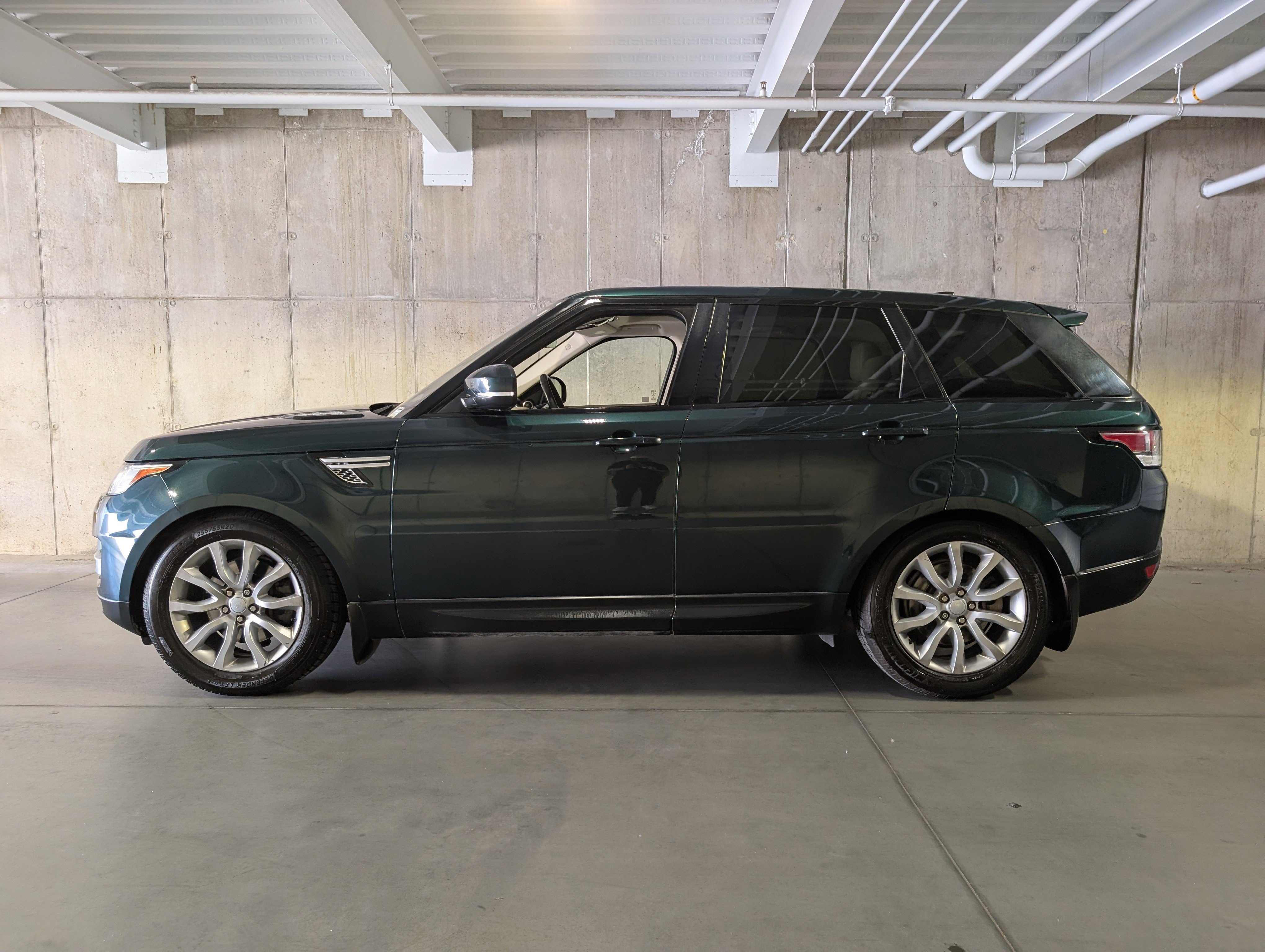 Used 2017 Land Rover Range Rover Sport HSE AWD/4WD image 2