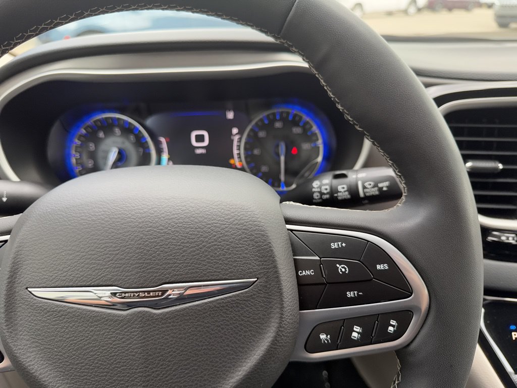 Used 2023 Chrysler Pacifica Touring-L FWD image 29