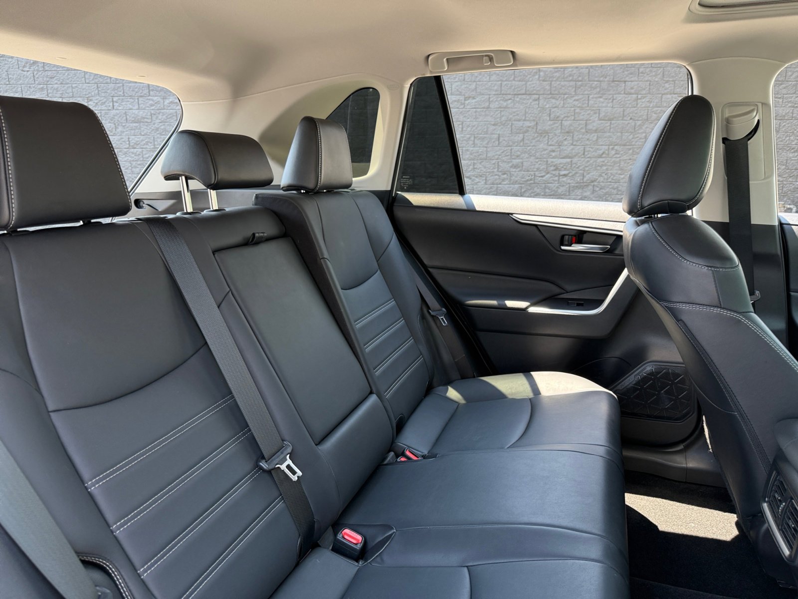 Used 2021 Toyota RAV4 XLE Premium image 18