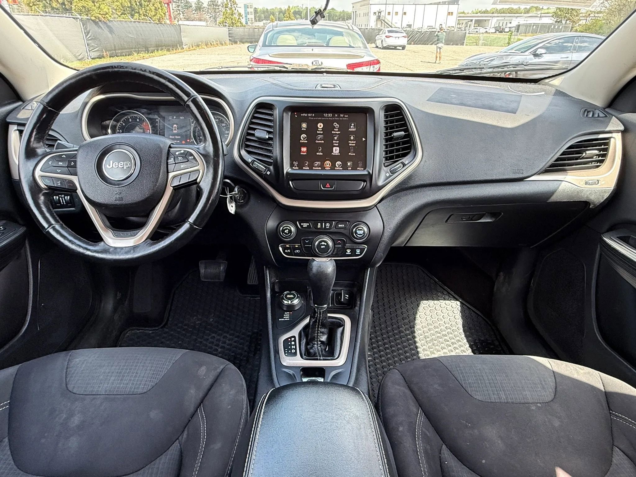 Used 2016 Jeep Cherokee Latitude w/ Cold Weather Group AWD/4WD image 3