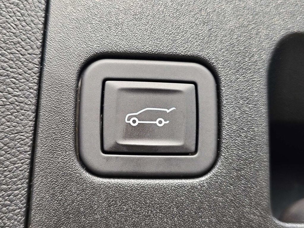 Used 2025 Cadillac XT4 Premium Luxury FWD image 13