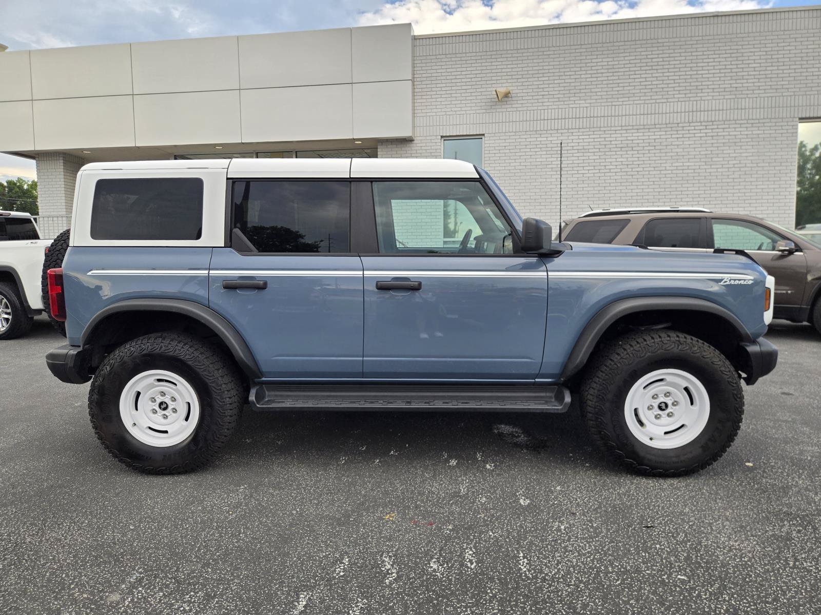 Used 2025 Ford Bronco Heritage Edition AWD/4WD image 7