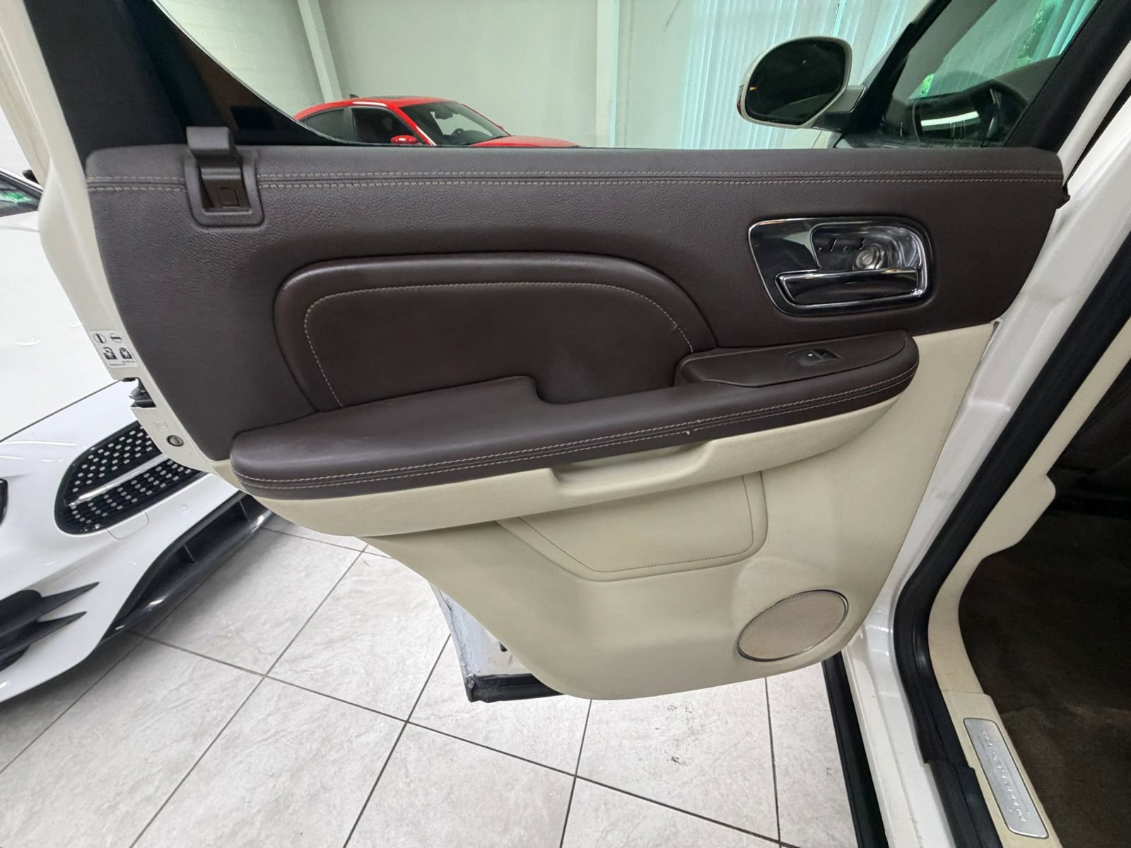 Used 2011 Cadillac Escalade Platinum AWD/4WD image 15