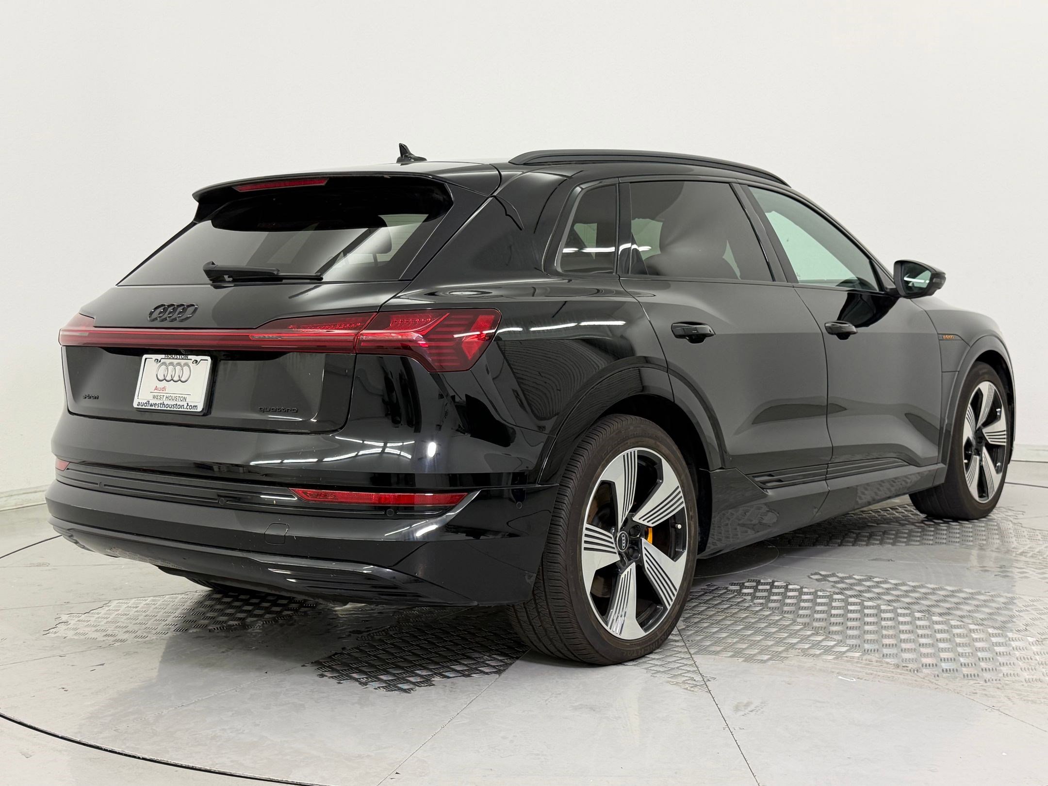 Certified 2022 Audi e-tron Premium Plus w/ Premium Plus Package AWD/4WD image 9
