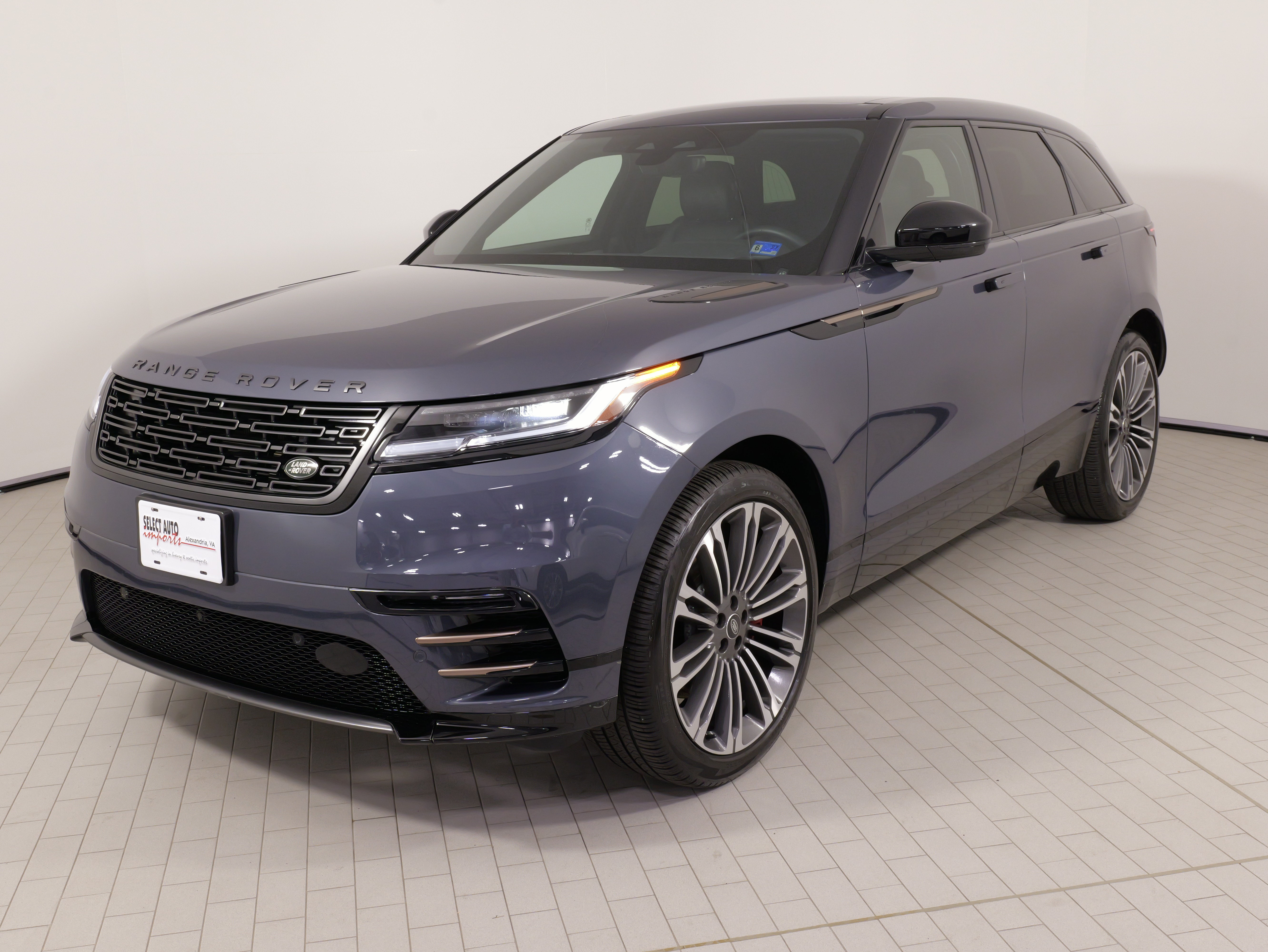 Used 2024 Land Rover Range Rover Velar Dynamic SE AWD/4WD image 3