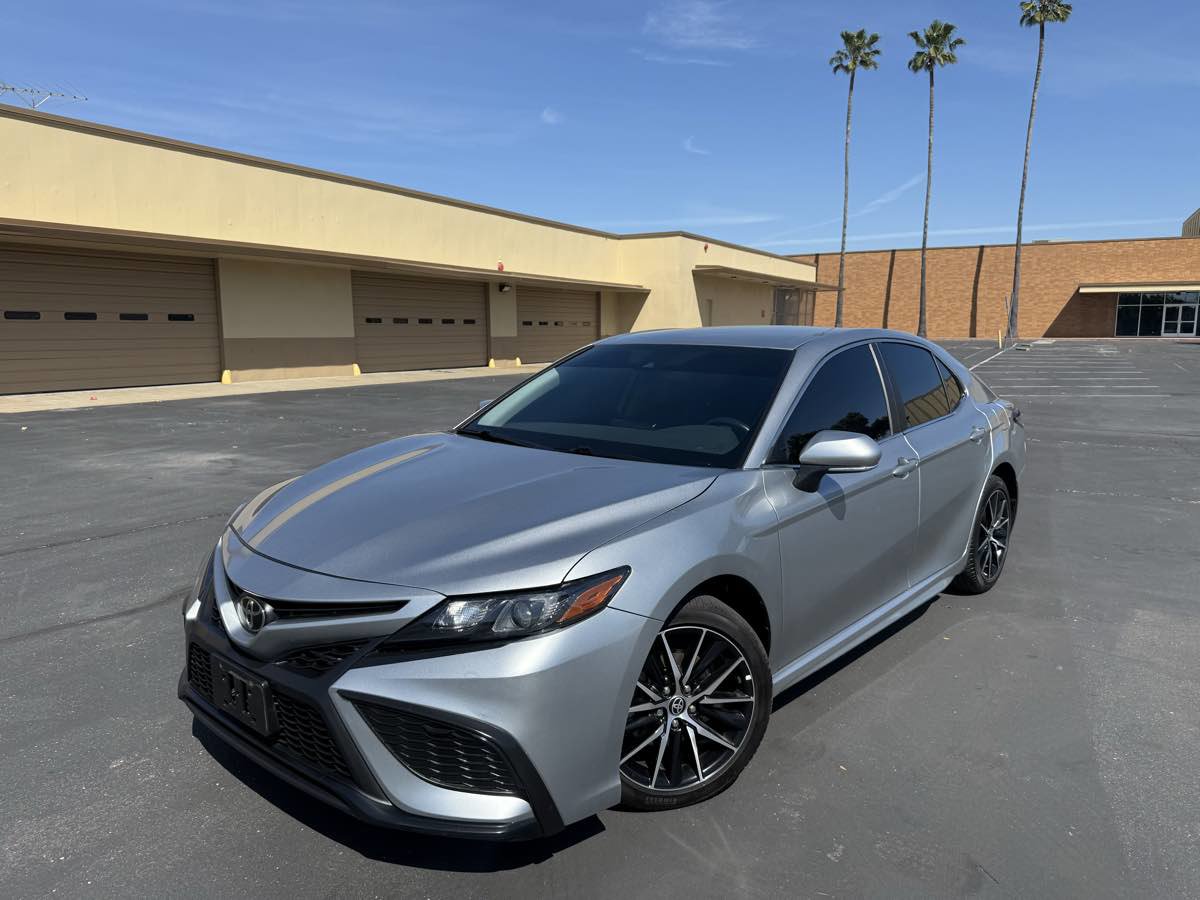 Used 2022 Toyota Camry SE w/ Convenience Package FWD image 3