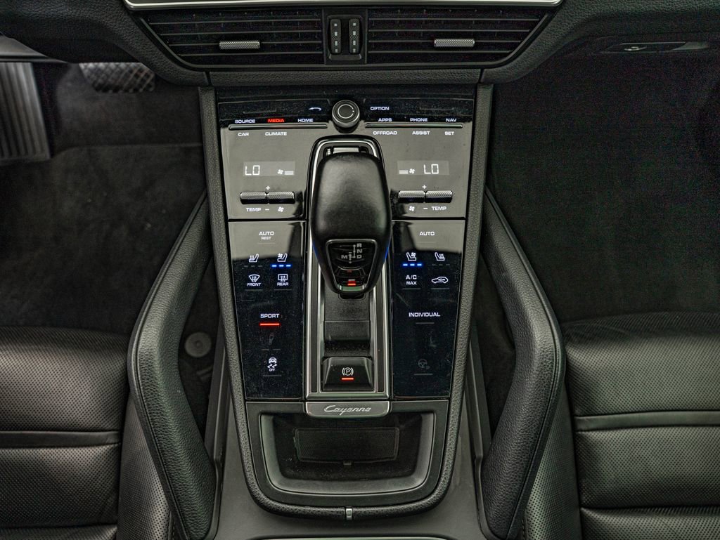 Certified 2023 Porsche Cayenne Platinum Edition image 37