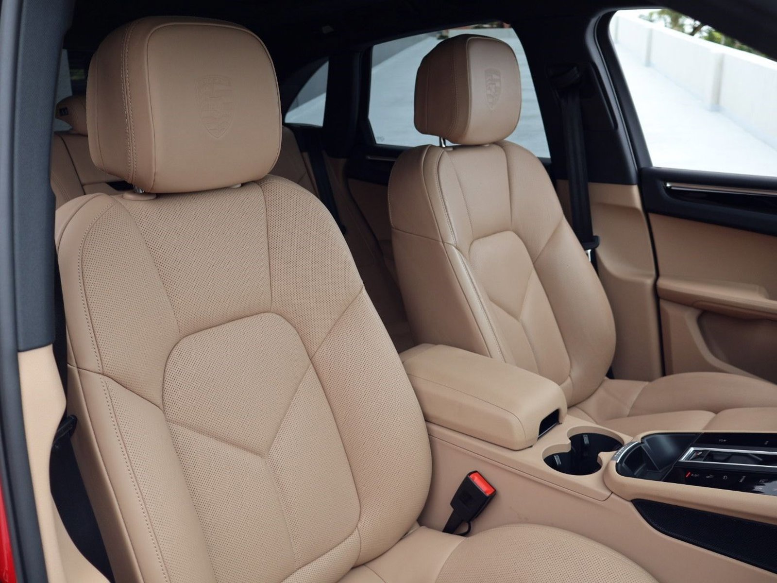 Certified 2025 Porsche Macan AWD/4WD image 24