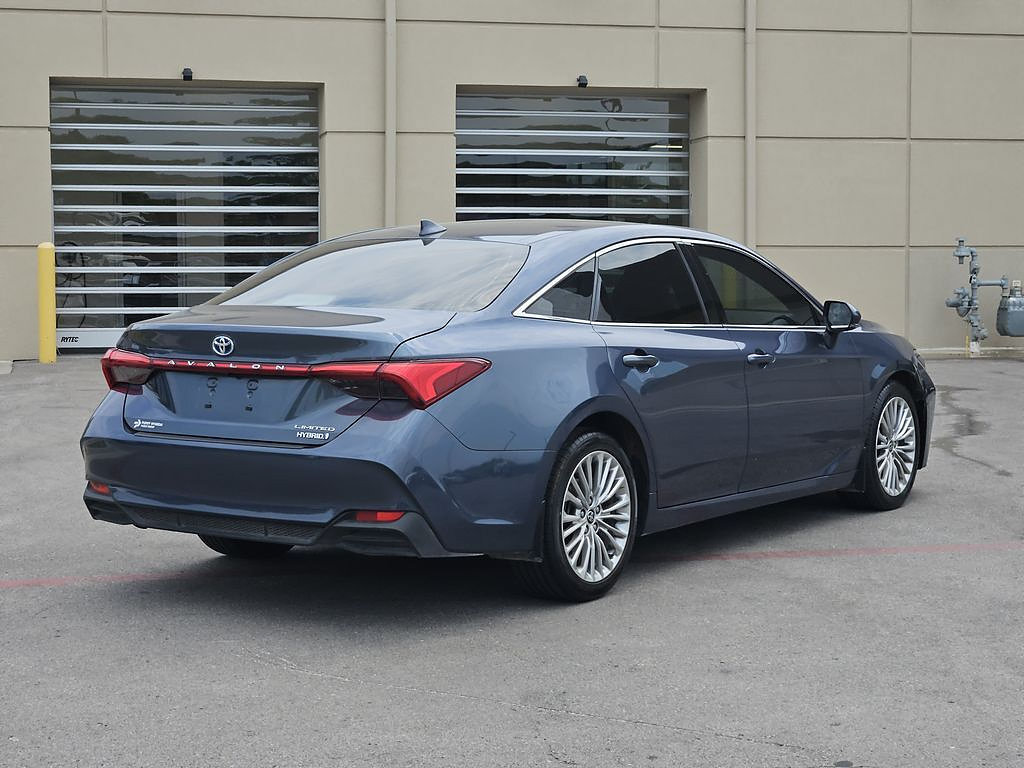 Used 2022 Toyota Avalon Limited FWD image 4