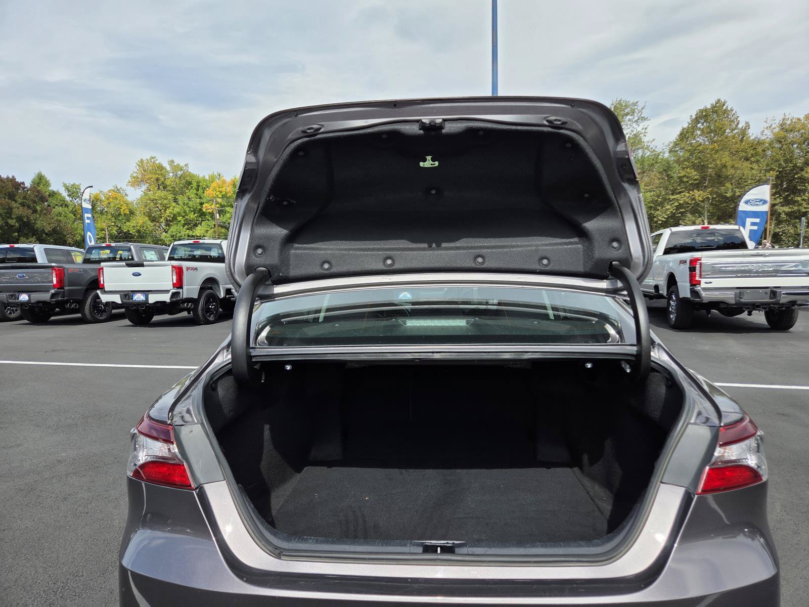 Used 2022 Toyota Camry LE FWD image 17
