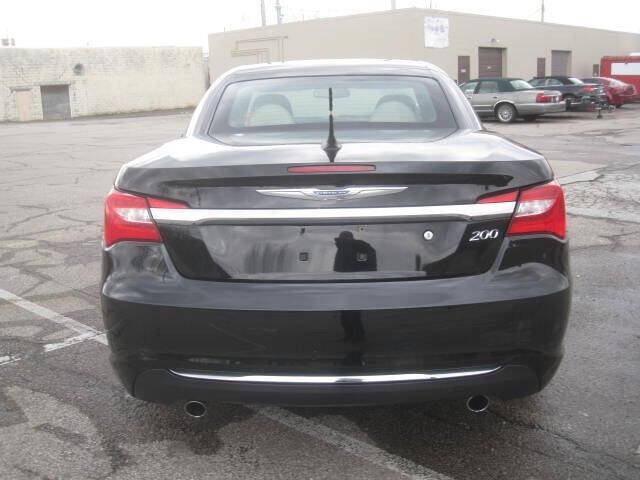Used 2011 Chrysler 200 Limited FWD image 15