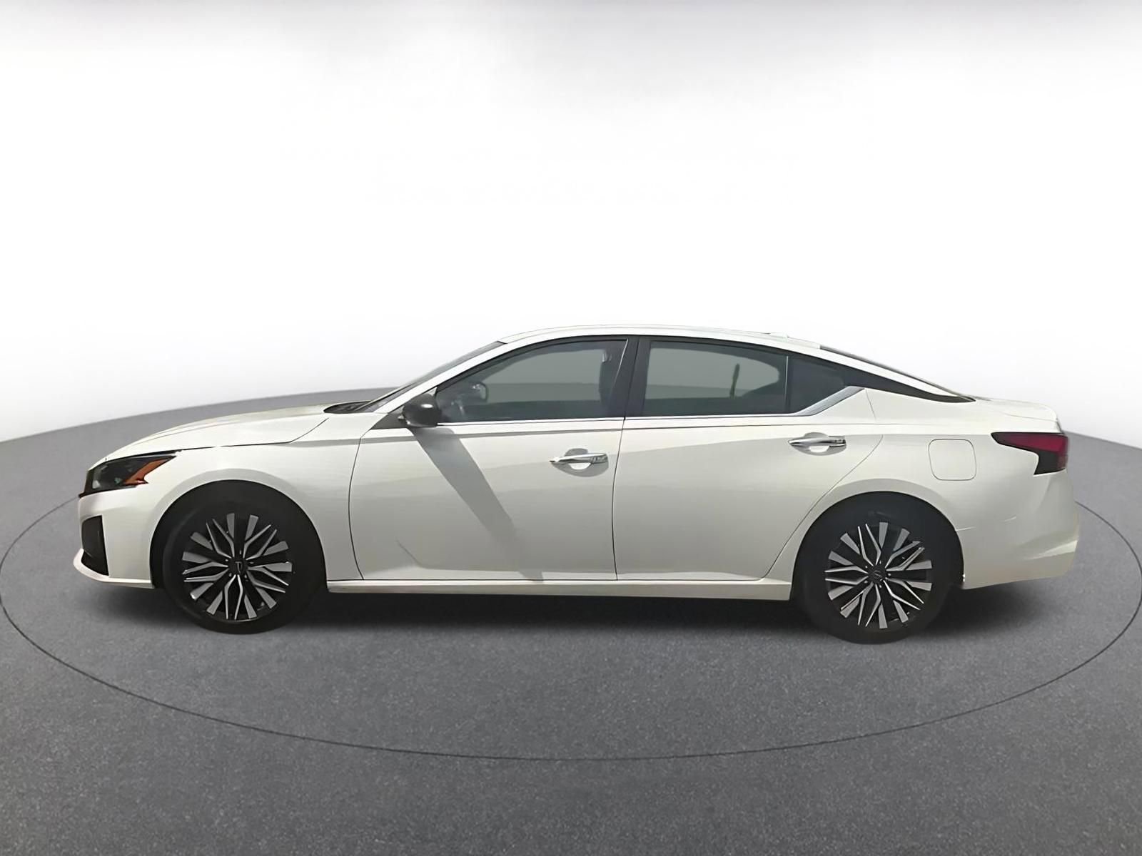 Used 2025 Nissan Altima 2.5 SV FWD image 10
