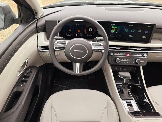 Certified 2025 Hyundai Tucson SE image 3